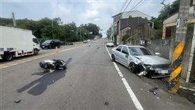 苗市轎車路口連撞2機車　騎士彈飛受傷送醫1輛自小客車16日下午行經苗栗市台13線南勢里新勝路段，於舊台13線路口與機車發生碰撞，轎車失控偏移至對向車道再撞及另一台機車，2名騎士先後彈飛重摔受傷送醫。（警方提供）中央社記者管瑞平傳真　114年9月16日