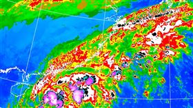 受到風神颱風外圍環流與東北季風共伴效應，雙北今（20日）降雨量驚人。（圖／氣象署提供） 