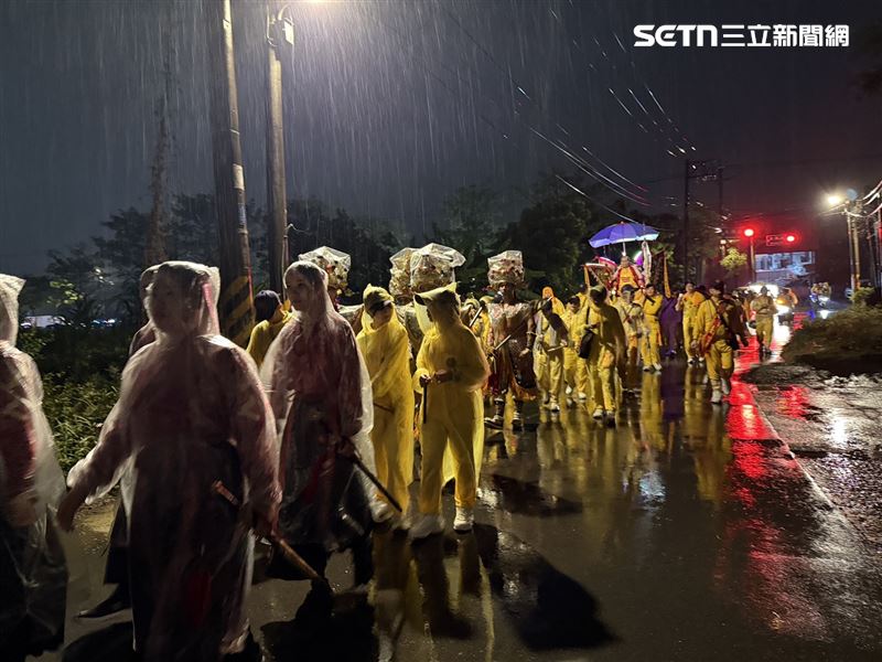 風雨中志工守香路、信眾撐傘迎駕太子爺。（圖／桃園護國宮提供）
