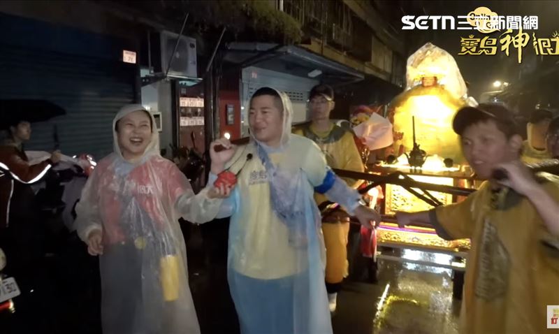 阿白和草爺扛轎，桃園護國宮志工轎班在風雨中依舊笑容滿面。（圖／寶島神很大）