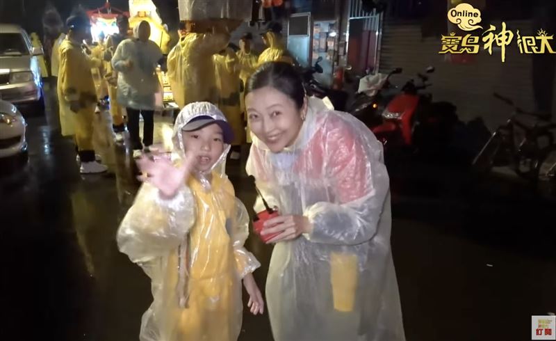 阿白訪問參與夜巡的小朋友，他表示可以追太子爺，雨中走一點也不累。（圖／寶島神很大直播畫面）