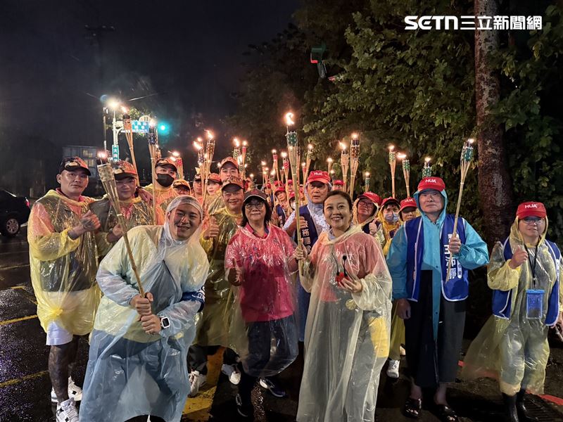 草爺、阿白與火把隊信眾開心合照，大雨澆不熄眾人對太子爺的熱情。（圖／桃園護國宮提供）