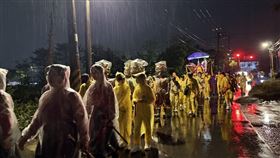 ▲風雨中志工守香路、信眾撐傘迎駕太子爺。（圖／桃園護國宮提供）