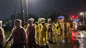 感動！信眾風雨追隨  桃園護國宮太子夜巡