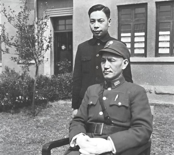 毛人鳳雖是蔣介石的左膀右臂，但在面臨抉擇時，蔣介石（圖前）無疑更重視自己苦心栽培的兒子蔣經國（圖後）。（圖／翻攝自維基百科）
