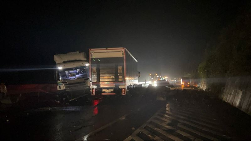 台2線濱海公路豪雨!2貨車撞落石封路