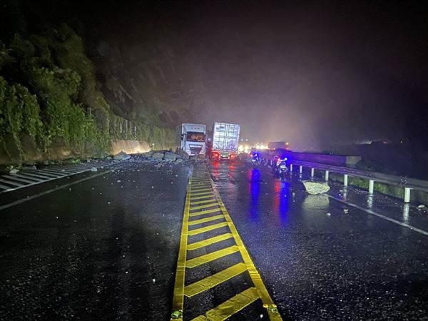 今日受到豪大雨影響，瑞芳區台2線82.4公里處出現落石，造成兩輛大型營業貨車連續撞擊受損。（圖／翻攝畫面）