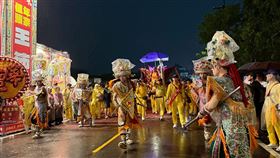 ▲全台唯一真人五營將軍，在風雨中威嚴踩陣法。轎班扛著太子爺全程淋雨前行，令人動容。（圖／桃園護國宮提供）