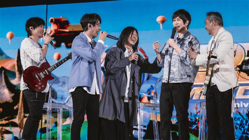 五月天石頭才回歸　團員台上火力全開