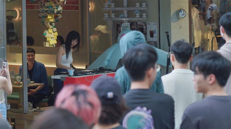 直擊中山商圈超正DJ　近看是破億神曲原唱