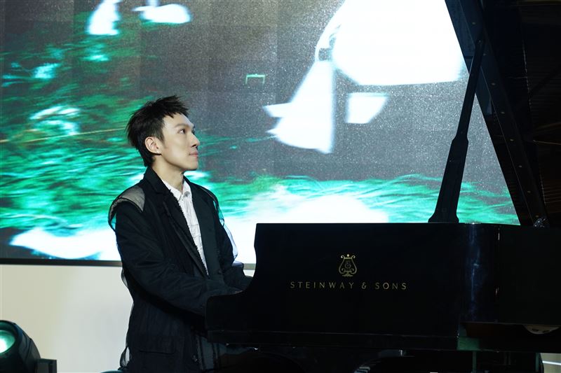 作品成動物園閉園曲 「蘇打綠」阿龔:一切付出都值得了 阿龔〈The Moonlight Zoo〉成為臺北市立動物園閉園歌曲。(圖/亮晶妃音樂有限公司提供)