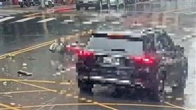 北市黃翁騎車載送蔡妻遭賓士車追撞而亡。（圖／翻攝畫面）