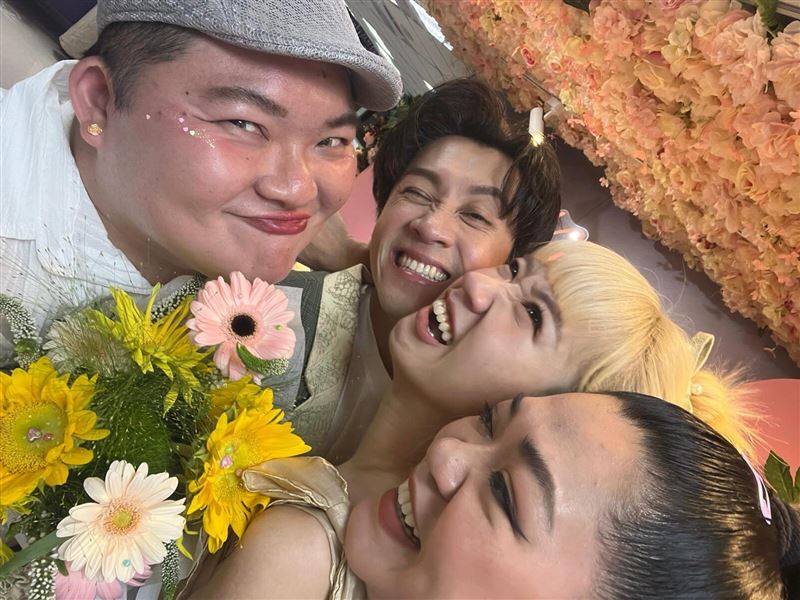 其中一位證婚人身分曝光，竟然是富邦悍將應援團長Juicy。（圖／翻攝自Juicy Threads）
