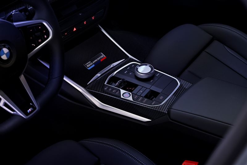M碳纖維飾板與中控紀念徽章。（圖／BMW提供）