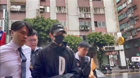 修杰楷遭拘提至警局。（圖／翻攝畫面）