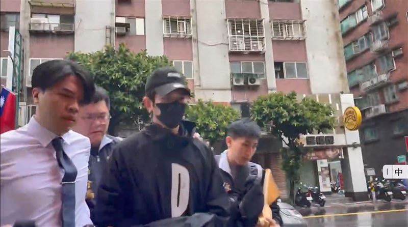 修杰楷遭拘提至警局。（圖／翻攝畫面）