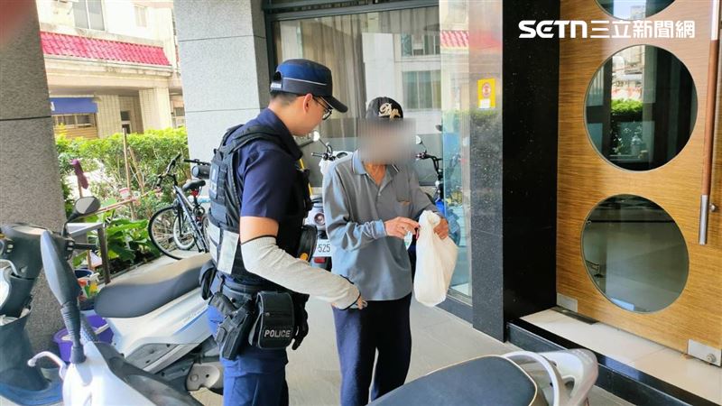 沈姓老翁平時與家人同住，但經常趁家人外出上班時獨自離開住處閒晃。這次，老翁早晨出門後再次迷路，甚至誤以為眼前的大樓是自己的家，還搭乘電梯上樓，最終受困於樓內。(圖/翻攝畫面)