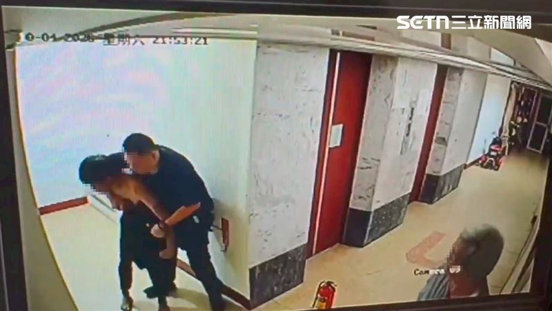 鄰居拿出辣椒水噴灑自保，其他人立刻協助報警。（圖／翻攝畫面）