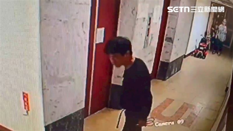楊姓男子手持大剪刀出家門找鄰居算帳。（圖／翻攝畫面）