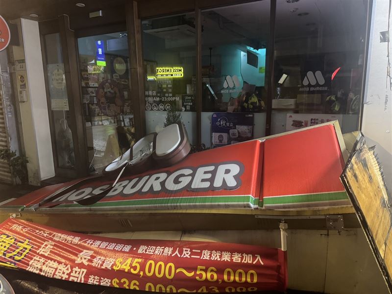 北市興隆路上一家摩斯漢堡招牌然掉落壓毀3輛機車。（圖／翻攝畫面）