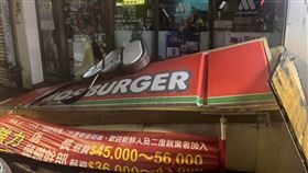 台北市文山區昨天（20日）晚間發生一起意外，興隆路上一家摩斯漢堡招牌突然掉落，壓毀下方3輛機車，所幸未造成人員受傷。