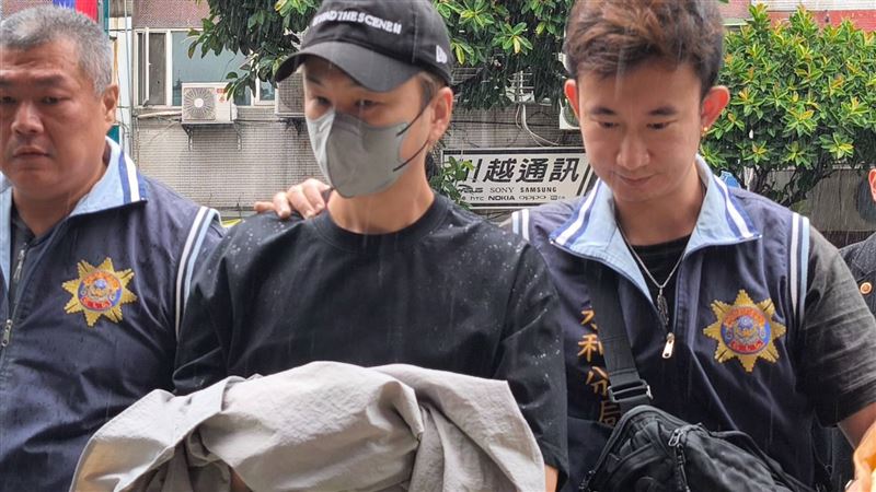 閃兵風波連環爆 15藝人涉案被逮 Energy的張書偉被拘提到警局。(圖/翻攝畫面)
