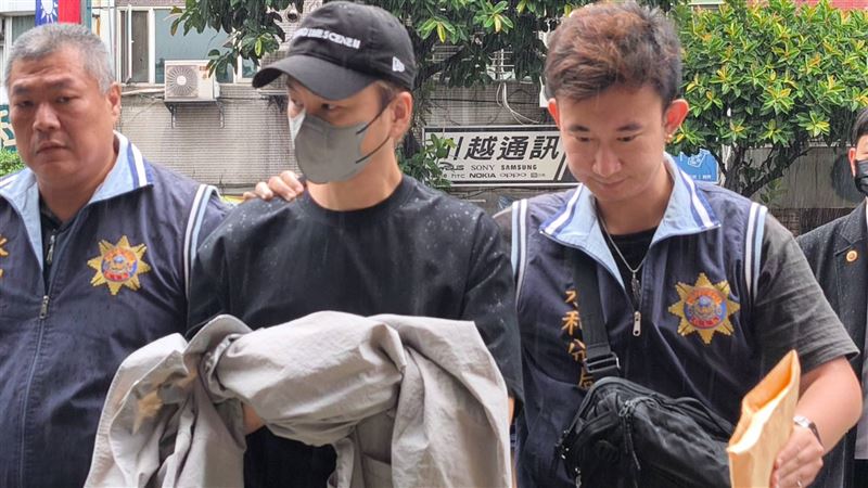 書偉遭上銬拘提。（圖／翻攝自書偉IG）