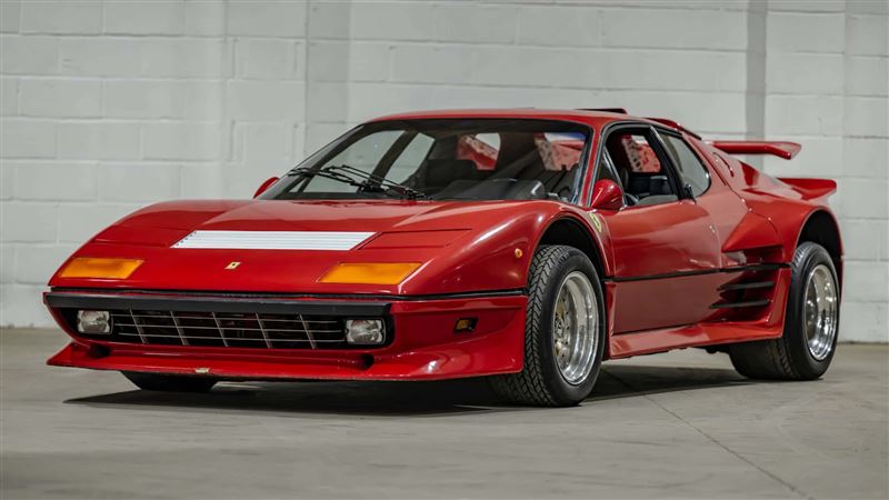 車體換上更誇張的前下擾流、後輪拱的NACA進氣道。（圖／翻攝Bonhams 網站）