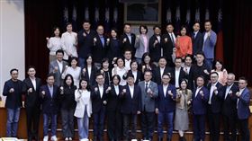 鄭麗文昨（20）天拜會國民黨立法院黨團，強調要讓國民黨成為第一大黨，在立法院要成為過半的黨團。（圖／翻攝自鄭麗文臉書）