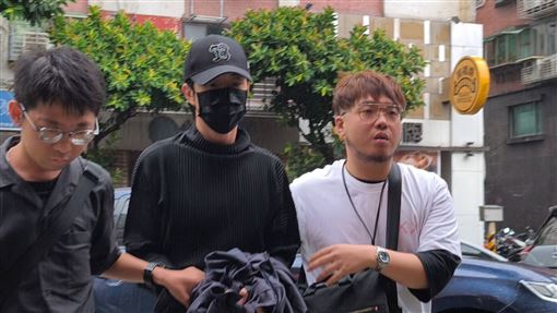 才領金鐘獎　棒棒堂小杰遭拘提畫面曝