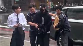 藝人閃兵案第3波搜索　修杰楷拘提到案藝人閃兵案延燒，新北檢警展開第3波搜索，永和警分局21日上午將藝人修杰楷（右2）拘提到案說明。（翻攝照片）中央社記者曹亞沿傳真　114年10月21日