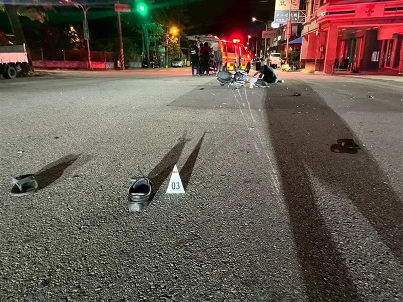 林男今（21）日凌晨穿越馬路時遭機車撞上死亡。（圖／翻攝畫面）