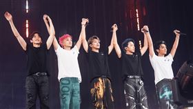 Energy成員坤達（右二）、書偉（左二）捲入逃兵案。（圖／相信音樂提供）