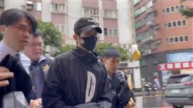 修杰楷遭拘提至警局。（圖／翻攝畫面）