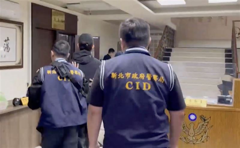 修杰楷遭拘提至警局。（圖／翻攝畫面）