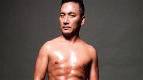 藝人民雄貼出年輕時的訓練證明與精實腹肌照，大方證明自己是傘兵特戰部隊退伍。（圖／翻攝自臉書）