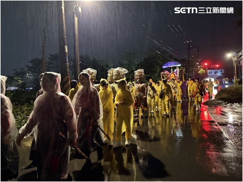 志工與信眾風雨同行，體現「神的步行者」精神。（圖／桃園護國宮提供）