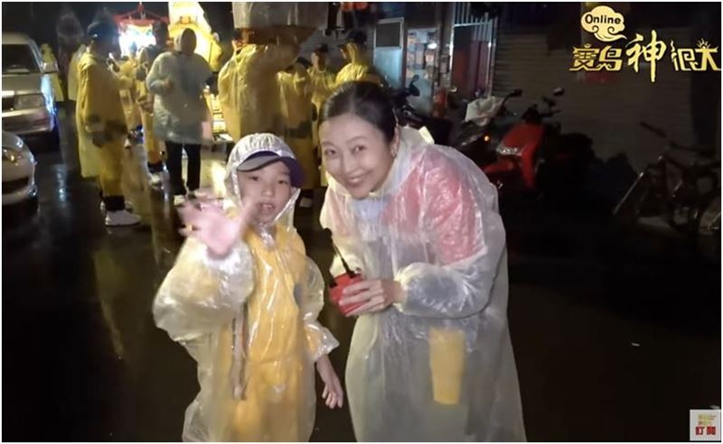 阿白訪問參與夜巡的小朋友，他表示可以追太子爺很開心，雨中走一點也不累。（圖／寶島神很大直播畫面）