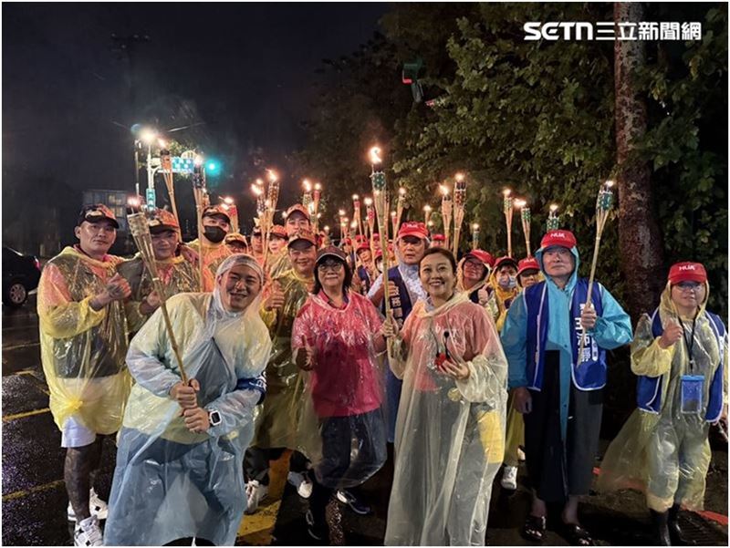 草爺、阿白與火把隊信眾開心合照，大雨澆不熄眾人對太子爺的熱情。（圖／桃園護國宮提供）