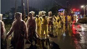志工與信眾風雨同行，體現「神的步行者」精神。（圖／桃園護國宮提供）