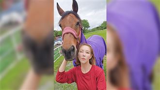 不藏了！電購一姐斯容公開「貼身愛人」