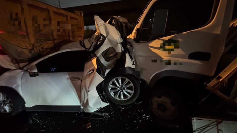 轎車遭前後的小貨車、聯結車夾擊成「夾心鐵餅」。（圖／翻攝畫面）