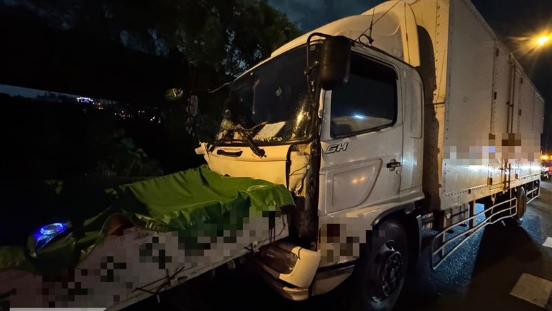 黃男未注意前車狀況，猛力追撞前方車輛。（圖／翻攝畫面）