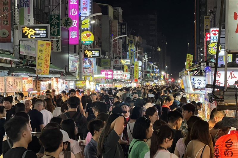 BLACKPINK上週六、日重返高雄世運主場館強勢開唱,廣大粉絲帶來高雄夜市商圈消費人潮,迎來可觀的粉絲續攤效益,直至深夜排隊人潮仍舊不散,許多攤商業績成長至少3成。(圖/翻攝自高雄市經發局網站)