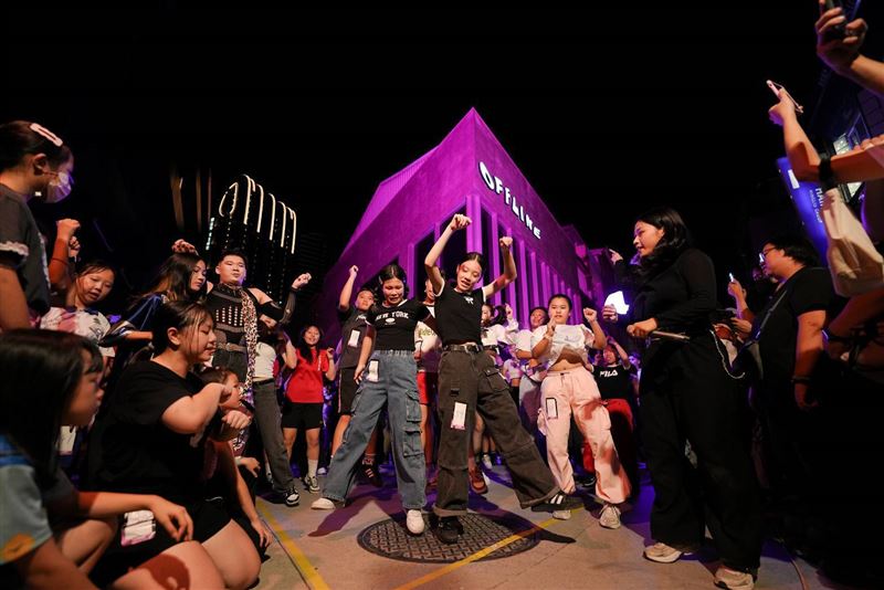 市府與舞蹈教室和餐酒館合作舉辦「K-POP RANDOM DANCE隨播即跳舞蹈大賽」前夜祭活動,吸引超過500多位粉絲熱情參與,在中央公園商圈大跳Kpop熱門金曲。(圖/翻攝自高雄市經發局網站)