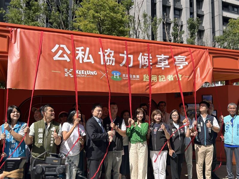 潤隆建設總經理林暐鈞(左四)與基隆市副市長邱佩琳(右五)、議員及里長共同揭幕全新亮相的公車站候車亭。本次活動由邱副市長親自主持，現場亦邀請多位地方議員及里長共襄盛舉，共同見證這項融合公共設計理念與城市關懷的公益行動。(圖／潤隆建設提供)