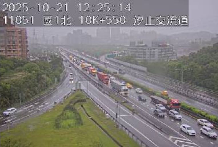天候不佳再加上發生死亡車禍，國道一號汐止路段稍早大塞車。（圖／翻數自高速公路1968）