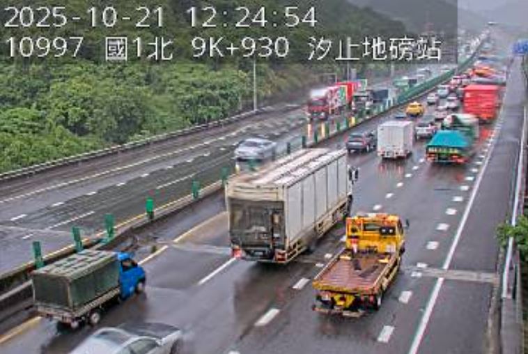 國道一號汐止路段大塞車，變成大型停車場。（圖／翻數自高速公路1968）