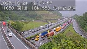 雨下不停…又遇到國道死亡車禍，汐止路段大塞車。（圖／翻數自高速公路1968）