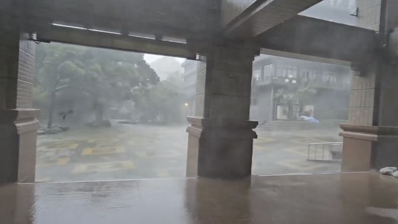 受風神颱風及東北季風共伴效應影響，文化大學校內狂風暴雨。（圖／Threads網友＠max_sunnyboy提供）